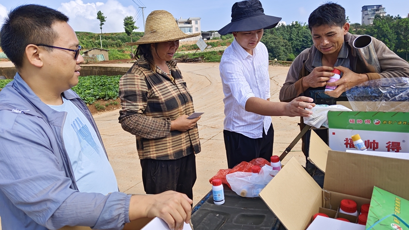 石原金牛為云南種植戶送技術、送優(yōu)惠