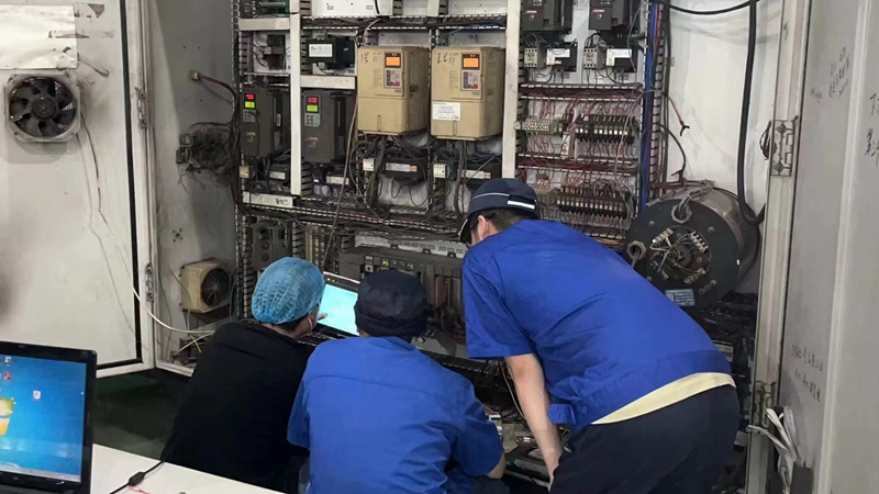 爭分奪秒攻難題 上下齊心保運轉——記新光公司包材事業(yè)部巴頓機搶修